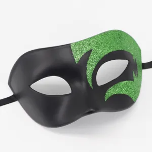 Detailopname van zwart masquerade halfgezichtsmasker met groene glitter voor feestje.