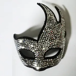 Máscara de mascarada con diamantes de imitación plateados para fiesta brillante.