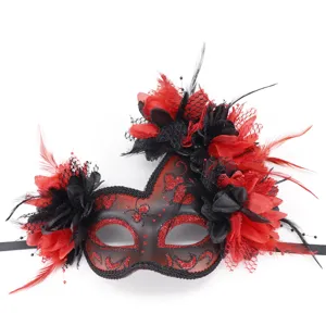 Gedetailleerde close-up van het rood-zwarte masker met veren en glinsterende hartdetails hier.