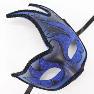 Gedetailleerde close-up van blauw-zwarte maskerbal maskers met glitter en linten.
