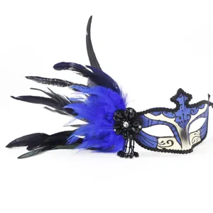 Detailweergave van het blauwe veren masker, elegant feest oogmasker voor carnaval en bal.