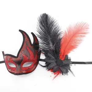 Detalle de máscara de mascarada con plumas, diseño de purpurina roja y elegante encaje negro.