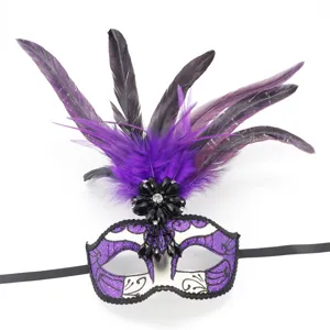 Detailansicht der Feder Maskerade Maske, lila Party Augenmaske für Halloween und Kostümfest.