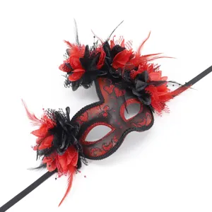 Prachtig rood en zwart maskerade masker met veren en bloemen voor het Halloween feest
