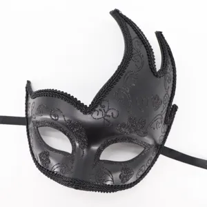 Gedetailleerd overzicht van zwart masker met glitterslingers en kanten rand voor feestjes.