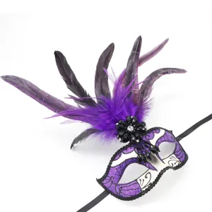 Detailansicht der lila Feder Maske, elegante Maskerade Augenmaske fuer Halloween Partys.