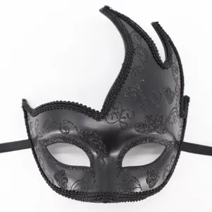 Zwarte masker met glitter details, perfect voor Halloween feesten en verkleedpartijen.