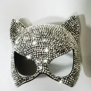 Primer plano detallado de máscara de fiesta con orejas de gato y brillantes pedrería de cristal.