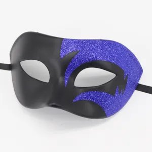 Detailopname van een zwart-paars glitter maskerbalmasker ideaal voor feestjes.