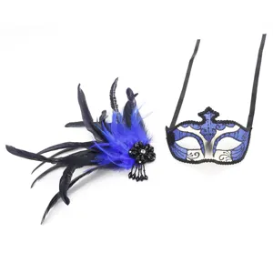 Close-up detail van blauw-zwarte veren maskerbal masker en bijpassende haarclip.