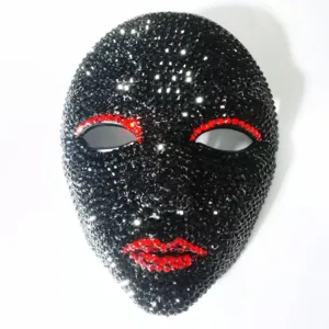 Detalle en primer plano de la lujosa máscara de diamantes de imitación negros y rojos.