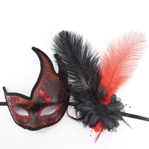 Detalle en primer plano de máscara de mascarada de plumas rojas y negras con brillos.
