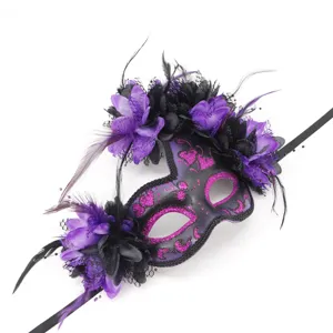 Paarse veren masker detailopname, prachtige glinsterende bloemen Halloween feest kostuum.