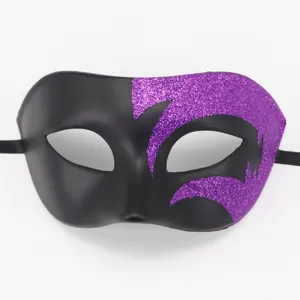 Detailopname van het masker met paarse glittertextuur en nauwkeurige ooguitsparingen.
