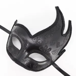 Detail van het zwarte masker met glitterslingers en fijne kanten afwerking aan de rand.