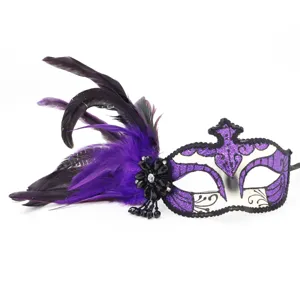 Prachtig gedetailleerd verenmasker met paarse glitters en elegante zwarte kristalparels.