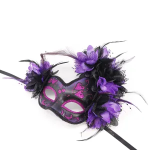 Gedetailleerd uitzicht van paars masker met veren, kant en bloemen voor het Halloweenfeest.
