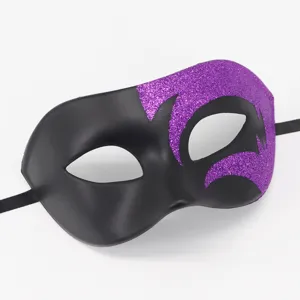 Zwarte maskerademasker met paarse glitter voor Halloween feest en kostuumvoorstelling.