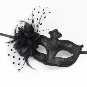 Vue détaillée du masque de mascarade noir plume et fleurs en maille pour fête.