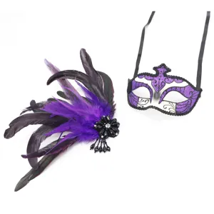 Gedetailleerd overzicht van paarse veren masker en bijpassend haaraccessoire set.