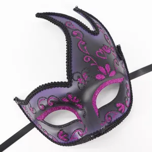 Paarse en zwarte gemaskerd bal masker met glitter patronen en elegante zwarte kanten rand.