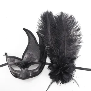 Vista detallada y cercana del elegante antifaz de plumas negro con hermoso detalle floral.
