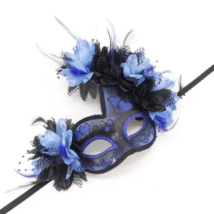 Gedetailleerd overzicht van het blauw-zwarte masquarademasker met bloemen en veren.