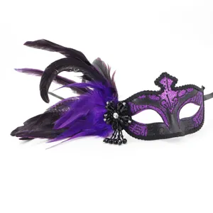 Prachtig zwart paars veren masker met glitters en kralen details voor feestelijke events.