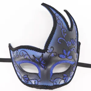 Gedetailleerde close-up van een stijlvol blauw-zwarte maskerbalmasker met glitters.