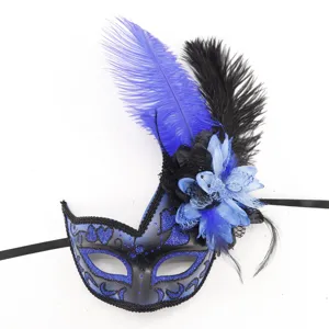 Elegante máscara de carnaval con plumas azules para fiestas de Halloween y bailes de máscaras.