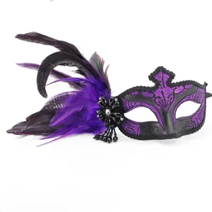 Close-up detail van het paarse veren gemaskerd bal masker met glitter en kristallen bloemhanger.