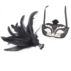 Nahaufnahme Detail der schwarzen Feder Maskerade Maske und passendem Haarclip Accessoire.