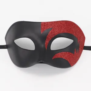 Detailweergave van het zwart rode glitter masker, perfect voor feestjes en Halloween.