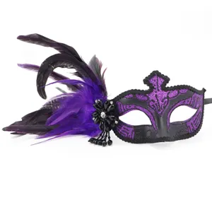 Detail van gemaskerd bal masker, veer en strass versiering, feestelijker rekwisiet.