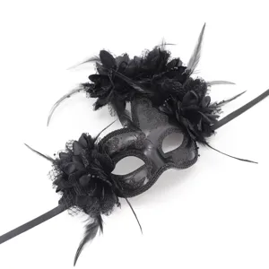 Zwart maskerade masker met veren en bloemen voor Halloween feest kostuum cosplay