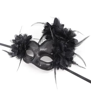 Gedetailleerde close-up van het zwarte masker prachtig versierd met bloemen en veren.