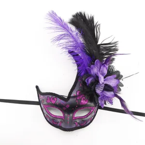 Elegante máscara de ojos de plumas para fiesta con purpurina violeta y una flor.