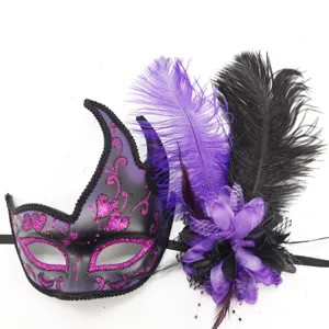 Detalle de máscara de carnaval con purpurina violeta, plumas negras y decorado flor.