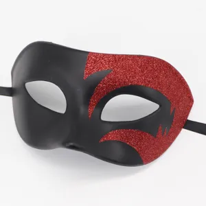 Close-up details van het zwarte en rode glitter gemaskerd bal maskeer masker voor feest.