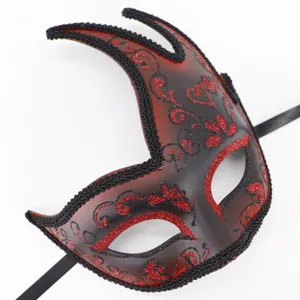 Masker detailweergave met glinsterend rood zwart verloop en kanten rand afwerking.