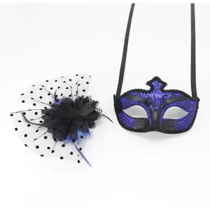 Vue détaillée du masque de bal masqué et de l'ensemble coiffe plumes fleurs pour fête.