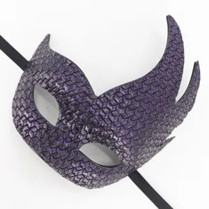 Masque en cuir texturé violet avec des cornes de flamme dramatiques, parfait pour Halloween.