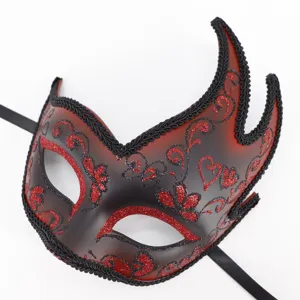Gedetailleerde close-up van een rood-zwarte glinsterende maskerbalmasker voor feestjes.