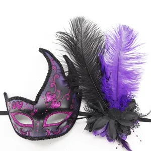 Vista detallada de la máscara negro-morada con patrones de purpurina y decoración de plumas.