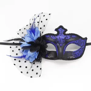 Masque de mascarade bleu et noir élégant avec fleur, plumes et détails de voile.