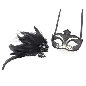Gedetailleerd close-up van de zwarte veren haarornament en glinsterende feestmasker.