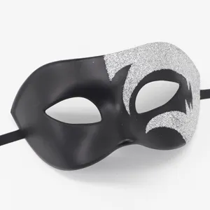Detailopname van zwart masquerade masker met zilveren glitterpatroon voor feest en party.