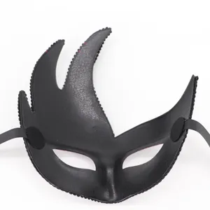 Gedetailleerd overzicht van het zwarte mascarademasker met uniek horndesign en stevige band.