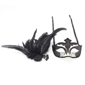 Zwarte veren masker en haarspeld set perfect voor feestjes, verkleedpartijen en Halloween.