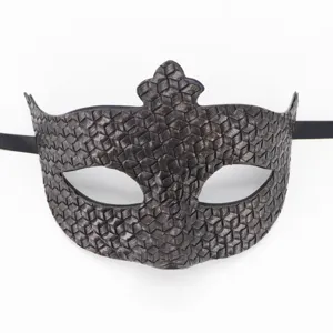 Máscara romana retro de cuero primer plano con textura detallada para fiesta y Halloween.